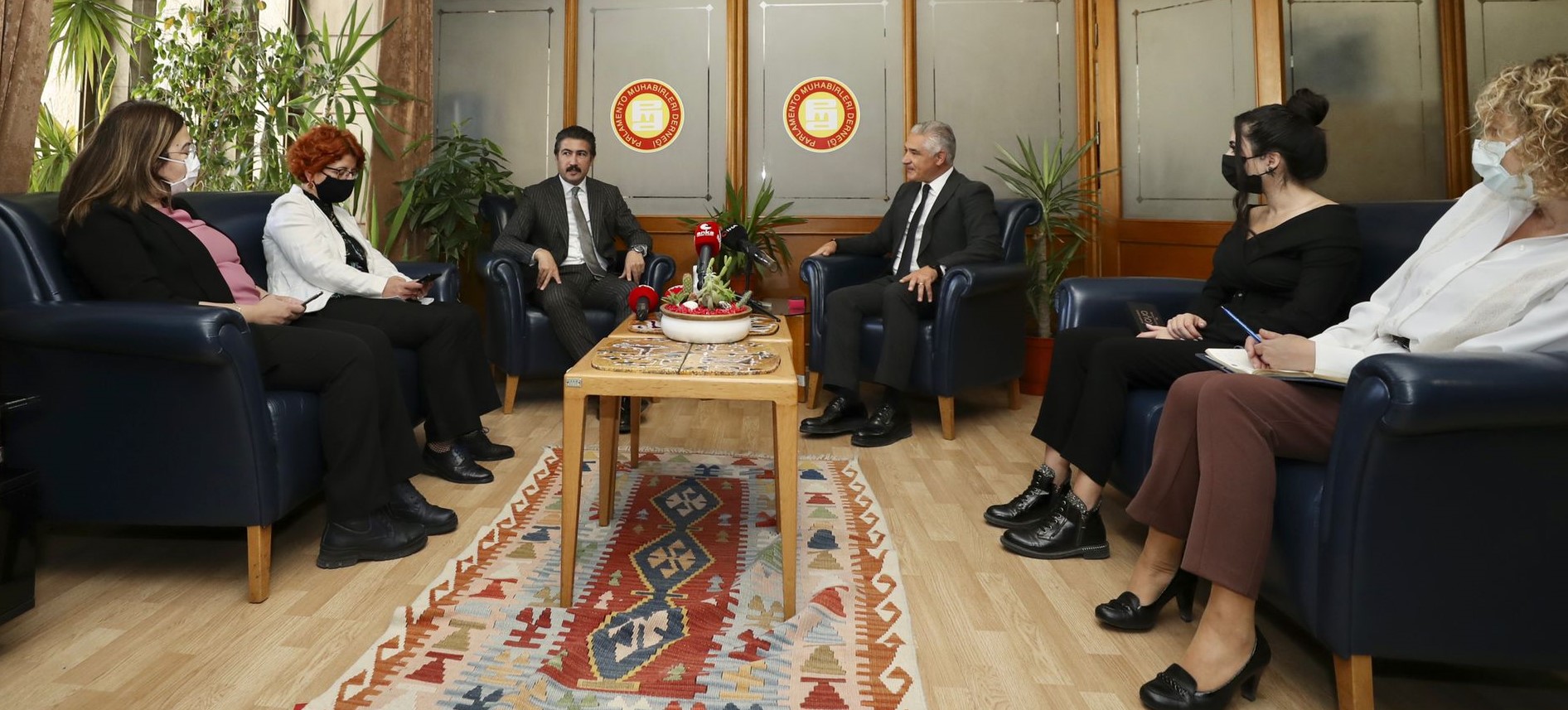 AK Parti Grup Başkanvekili Sayın Cahit Özkan, 21 Ekim Dünya Gazeteciler Gününü kutlamak üzere PMD'yi ziyaret etti. Yeni yönetime başarılar dileyen Özkan, sıcak gündeme ilişkin değerlendirmelerde de bulundu.  
