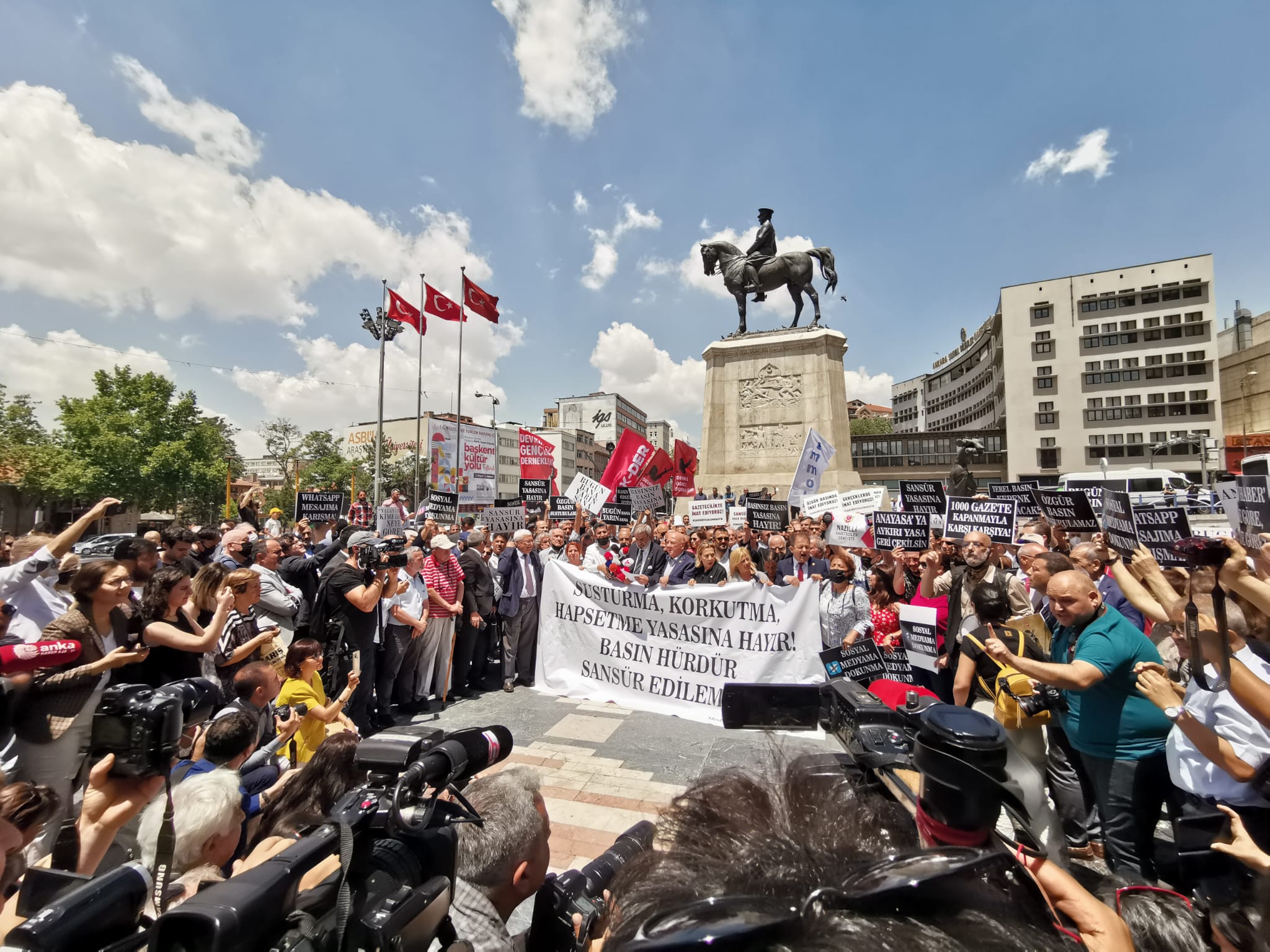 SANSÜR YASA TEKLİFİ ERTELENDİ!