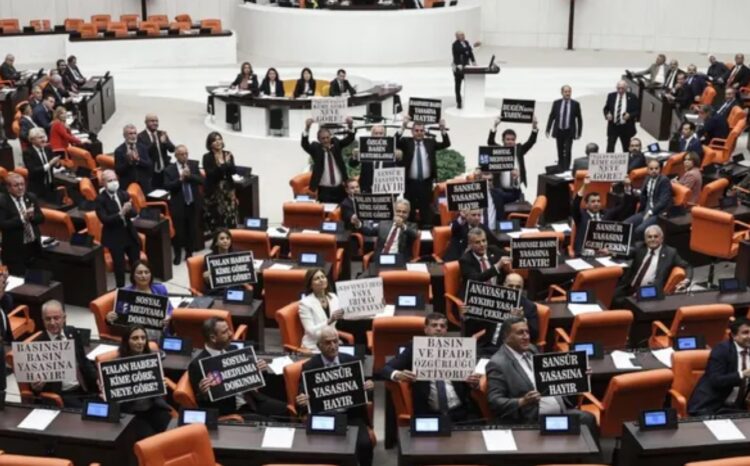 Sansür düzenlemesi yasalaştı. CHP 29. maddeyi Anayasa Mahkemesine götürdü. Gözler Yüksek mahkemenin vereceği kritik kararda. 